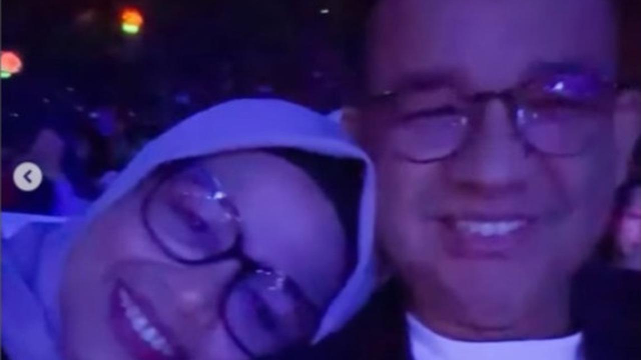 Momen Anies Baswedan Asik Nonton Konser John Legend di Sentul Saat Debat Pilkada Jakarta 2024