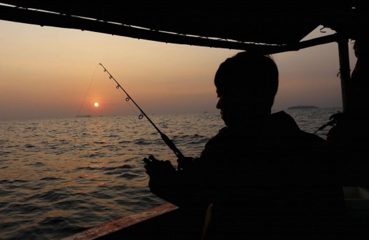 Serunya ngabuburit dengan memancing di perairan Kepulauan Seribu