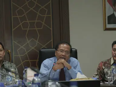 Menko Bidang Kemaritiman Rizal Ramli saat rapat koordinasi di Kantor Kemenko Kemaritiman, Jakarta, Senin (21/12). Pemerintah kembali menambah daftar 84 negara untuk kategori bebas visa ke Indonesia. (Liputan6.com/Angga Yuniar)