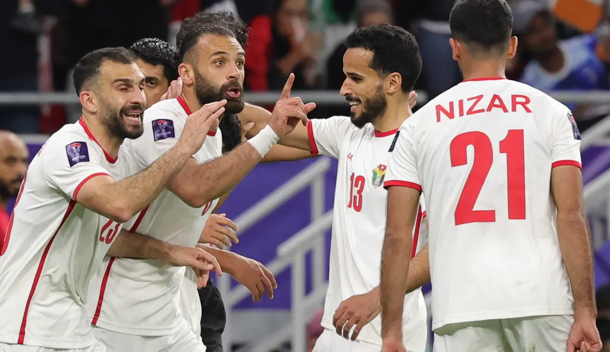 Beberapa kali kedua timnas juga saling menciptakan peluang mencetak gol. (Giuseppe CACACE/AFP)