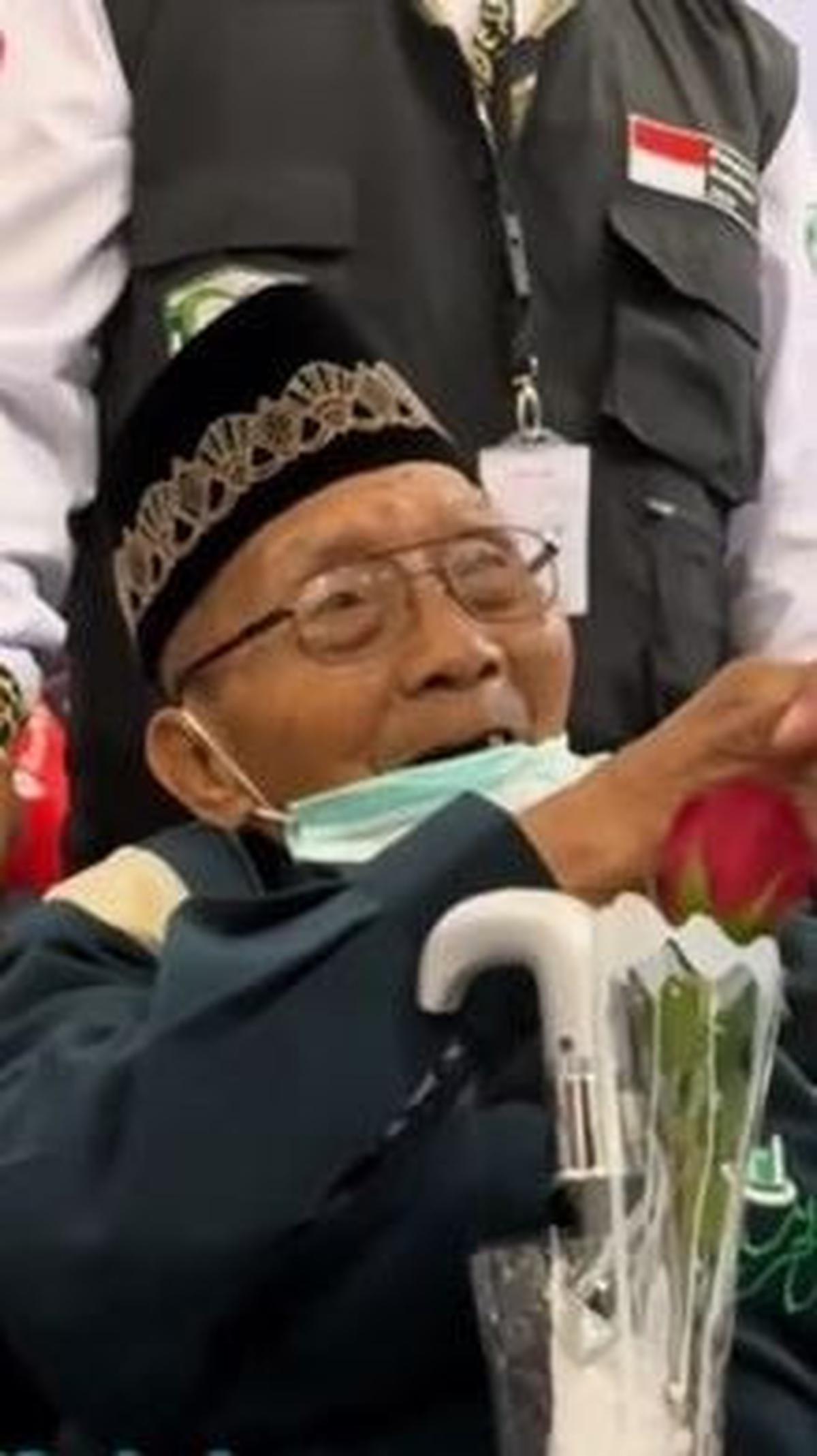 "Sudah sampai Arab merasa senang. Istri sudah meninggal lama. Yang mendaftarkan anak, sesuai keinginan saya," jelas Mbah Hardjo.<br>