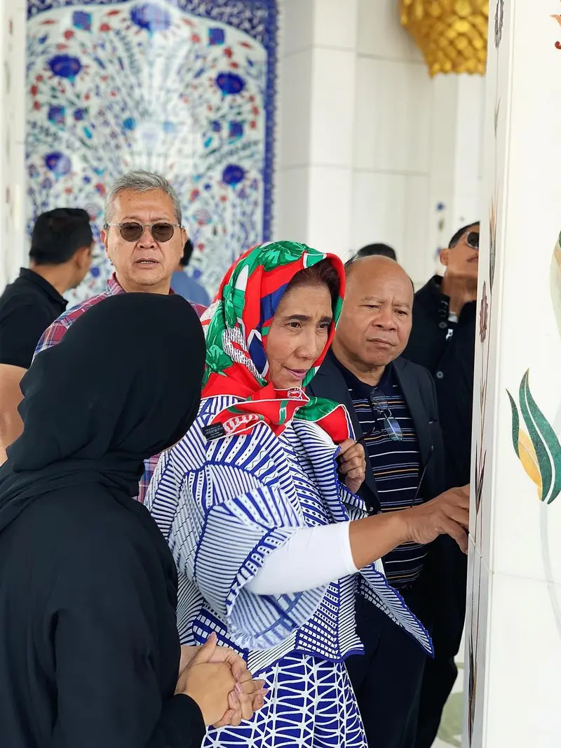 Menteri Kelautan dan Perikanan, Susi Pudjiastuti tengah berkunjung ke Masjid Agung Sheikh Zayed