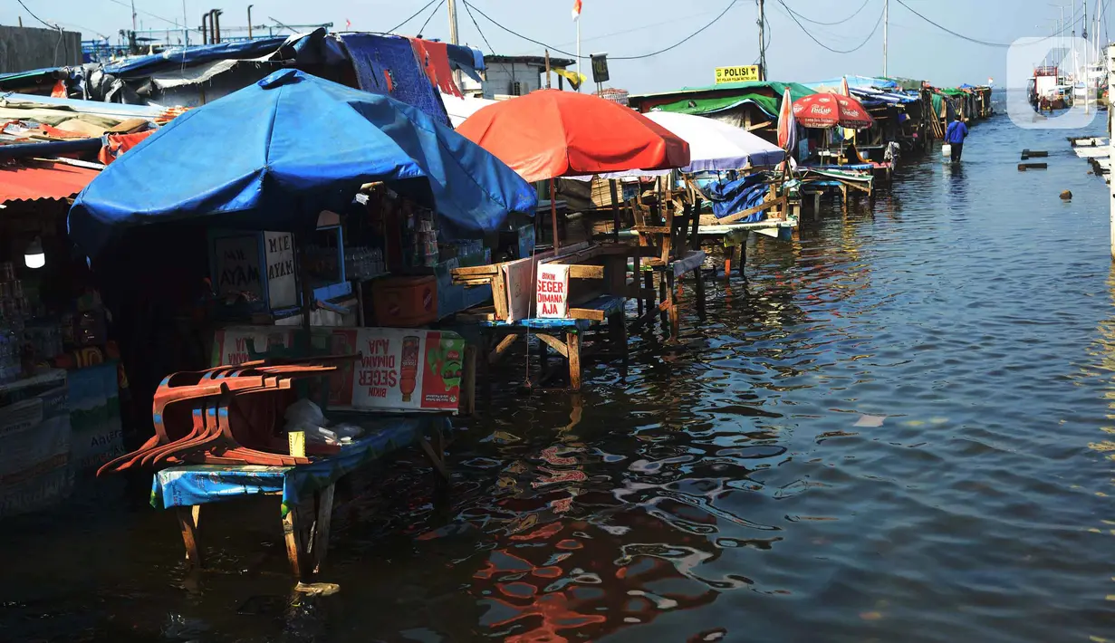 Banjir rob di Pelabuhan Kali Adem, Muara Angke Jakarta, Rabu (5/1/2022). Menurut BMKG, adanya fase bulan baru yang bersamaan dengan masa Perigee (jarak terdekat bulan bumi) menyebabkan peningkatan signifikan ketinggian pasang air laut mencapai maksimum. (merdeka.com/Imam Buhori)