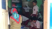 Murid SD Negeri Pitara 2 Depok terpaksa harus belajar di musala dan ruang komputer karena dampak mangkraknya pembangunan (Liputan6.com/Ady)