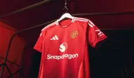Penampilan jersey terbaru MU. (Bola.com/Dok. Manchester United)