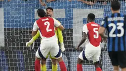 Kiper Arsenal, David Raya melakukan selebrasi bersama William Saliba setelah melakukan penyelamatan gemilang pada laga Liga Europa 2023/2024 melawan Atalanta di Atleti Azzurri d'Italia stadium, Bergamo, Italia, Jumat (20/09/2024) WIB. (AP Photo/Antonio Calanni)