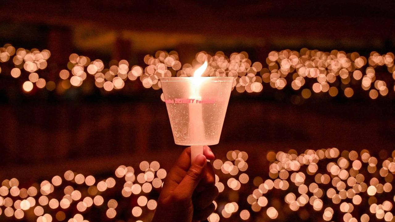 FOTO: Ribuan Lilin Menyala dalam Doa Natal di Gereja Bethany Nginden Surabaya