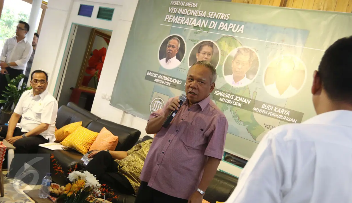 Menteri Pekerjaan Umum dan Perumahan Rakyat Basuki Hadimuljono (kanan) menyampaikan pendapatnya dalam diskusi media di Jakarta, Minggu (5/3). Diskusi tersebut bertema Visi Indonesia Sentris, Pemerataan di Papua. (Liputan6.com/Helmi Afandi)