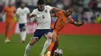 Gelandang Inggris Declan Rice berebut bola dengan Xavi Simons dari Belanda pada laga semifinal Euro 2024 di stadion Signal Iduna Park (AP)