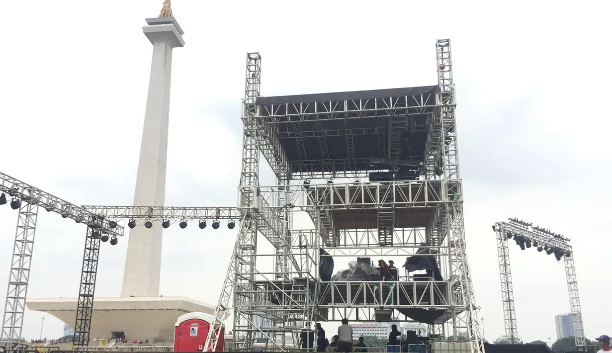 Petugas memeriksa kelengkapan dan kesiapan untuk perayaan malam Tahun Baru di Monas, Jakarta, Sabtu (30/12). Di panggung itu akan tampil sejumlah artis dengan persembahan aneka hiburan untuk menyambut tahun baru 2018. (Liputan6.com/Immanuel Antonius)
