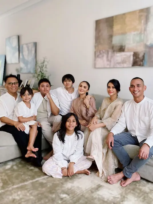 <p>Foto bersama dengan keluarga mereka pada moment lebaran Idul Fitri lalu. Meski pernikahan sah mereka hanya bertahan 6 tahun saja, kini mantan pasangan suami istri itu terlihat harmonis. (FOTO: instagram.com/yunishara36/)</p>