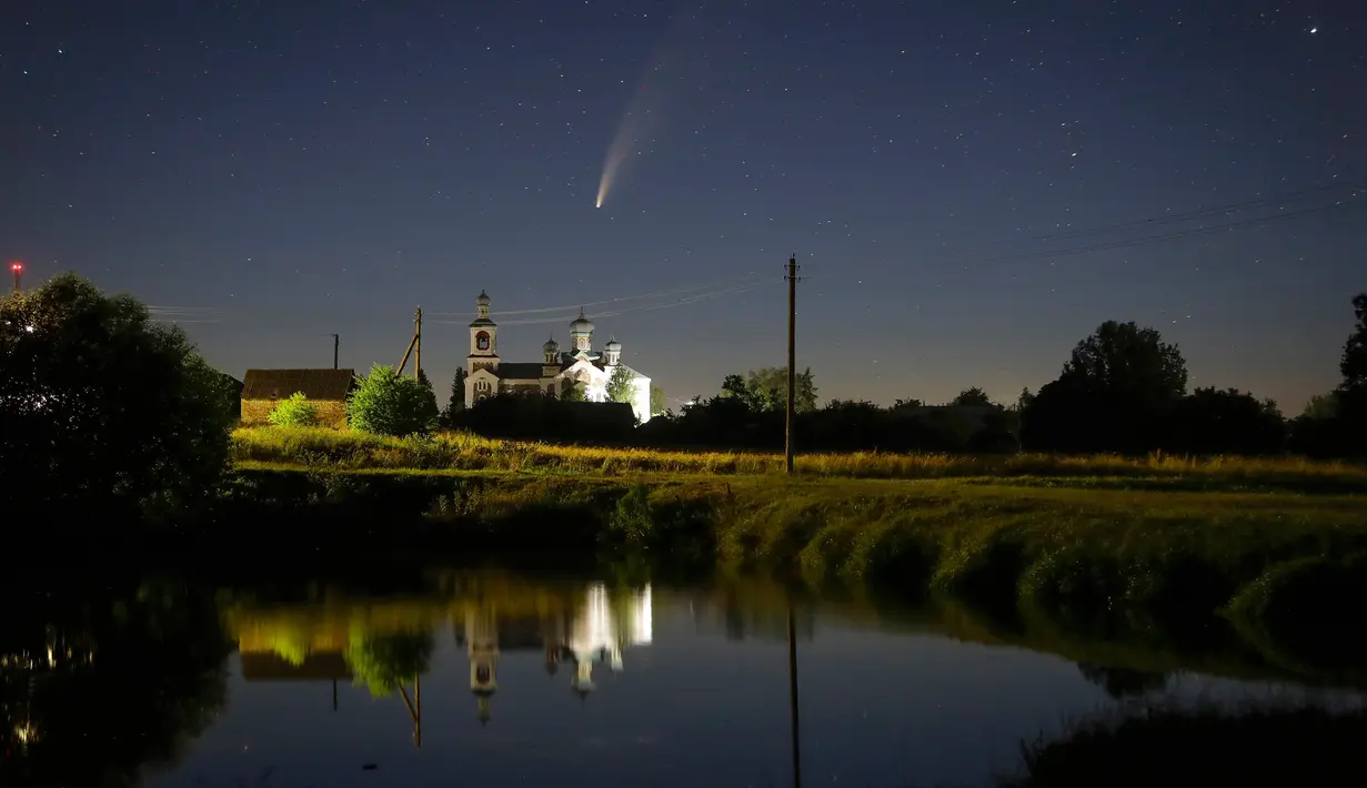 Komet Neowise atau C / 2020 F3 terlihat sebelum matahari terbit di Turet, Belarus, 110 kilometer (69 mil) barat ibu kota Minsk, Selasa (14/7/2020) pagi. Bulan ini, komet Neowise melintasi tata surya bagian dalam untuk pertama kalinya dalam 6.800 tahun. (AP Photo/Sergei Grits)