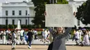 Biden mengunggah langsung surat pengunduran dirinya di X dengan komitmen untuk menyelesaikan masa tugasnya sebagai Presiden AS hingga Januari 2025. (SAMUEL CORUM / AFP)