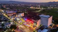 Alun-Alun Purwokerto dan Rita Mall Purwokerto di malam hari (Sumber: IG/xenografi)