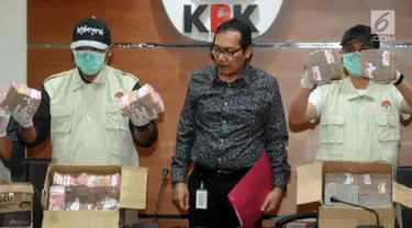 Wakil Ketua KPK Saut Situmorang bersama petugas menunjukkan barang bukti uang 2,5 Miliar hasil OTT di dua wilayah Kota Blitar dan Kabupaten Tulungagung, Jakarta, Jumat (9/6). (Merdeka.com/Dwi Narwoko)