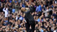 Ekspresi pelatih Manchester City, Pep Guardiola saat memimpin timnya melawan Stoke City pada lanjutan Premier League di Etihad Stadium, Manchester, (14/10/2017). City menang 7-2. (Mike Egerton/PA via AP)