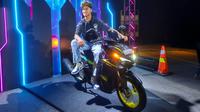 Aldi Satya Mahendera pada momen launching motor terbaru Yamaha Indonesia, Aerox Alpha. (Bola.com)