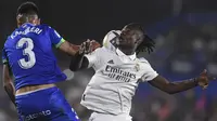 Bek Getafe Fabrizio Angileri dan gelandang Real Madrid Eduardo Camavinga bersaing untuk menyundul bola pada pekan delapan La Liga musim 2022/2023 di Stadion Coliseum Alfonso Perez, Minggu (9/10/2022) dini hari WIB. Catatan ini merupakan kelima kalinya sepanjang sejarah Real Madrid mentas di kasta tertinggi Liga Spanyol. (OSCAR DEL POZO CANAS / AFP)