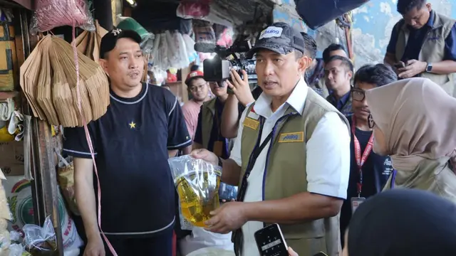 Direktur Utama Perum Bulog Ahmad Rizal Ramdhani, didampingi oleh Direktur Pemasaran Bulog Febby Novita di Pasar Minggu dan Pasar Grogol, Jakarta, pada Selasa (14/4/2026). (Dok Bulog)
