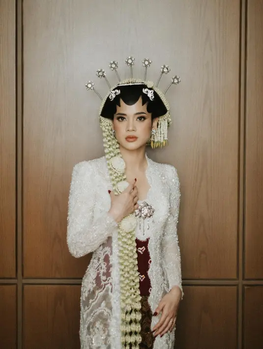 <p>Dhabitannisa Auni diketahui merupakan doker gigi. Sebelum menikah, keduanya melangsungkan acara lamaran di Hotel Novotel Bogor pada bulan Juni silam. (Foto: thebridestory)</p>