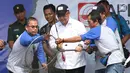 Menteri Desa, PDTT Eko Putro Sandjojo (tengah) berhasil mengangkat ikan patin hasil pancingan seberat 7 kg disela-sela acara tanda dibukanya kegiatan Fun Fishing antar forum Wartawan di Depok, Sabtu (21/10). (Liputan6.com/Pool)