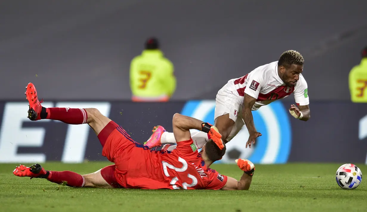 Kiper Argentina Emiliano Martinez melakukan pelanggaran terhadap pemain Peru Jefferson Farfan pada pertandingan kualifikasi Piala Dunia 2022 di Buenos Aires, Argentina, Kamis (14/10/2021). Argentina menang 1-0. (AP Photo/Gustavo Garello)