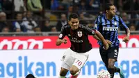 AC Milan's Carlos Bacca (C) challenges Jesus Juan (R) and Gary Medel (L) of Inter Milan during the Italian Serie A soccer match at the San Siro stadium in Milan, Italy, September 13, 2015. REUTERS/Giorgio Perottino