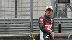 Esteban Gutierrez adalah pebalap Haas F1 musim ini. Namun, Gutierrez kehilangan kursinya itu untuk musim depan. Pebalap Brasil itu mengincar salah satu kursi Sauber dan Manor Racing untuk musim balapan F1 2017. (AFP/Greg Baker)