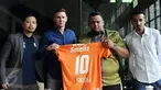 Presiden klub PBFC, Nabil Husein Said Amin (ketiga kiri) secara resmi memperkenalkan Shane Smeltz (kedua kiri) di Jakarta, Selasa (11/4). Shane Smeltz berstatus marquee player dan diikat kontrak oleh PBFC selama semusim. (Liputan6.com/Helmi Fithriansyah)