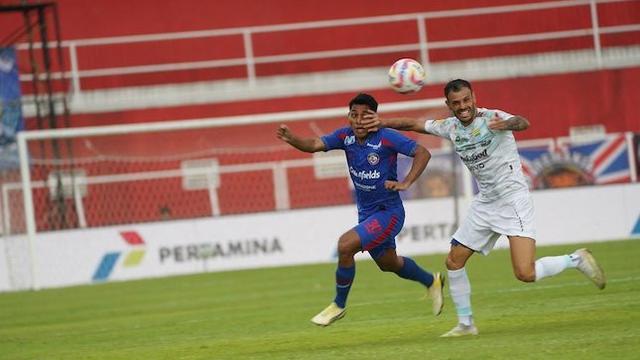 Duel Salim Tuharea dan Tyronne Del Pino pada laga Arema FC vs Persib Bandung di BRI Liga 1 2024/2025 (c) Ofisial Arema FC