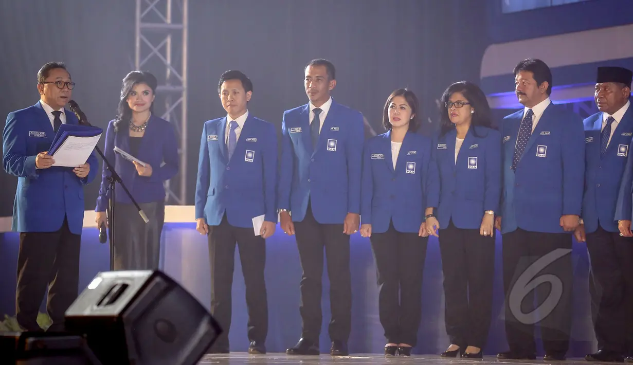 Ketum PAN, Zulkifli Hasan (kiri) membuka acara Rapat Kerja Nasional PAN di Jakarta, Rabu (6/5). Dalam acara itu juga dilantik Pengurus Dewan Pimpinan Pusat Partai Amanat Nasional Periode 2015-2020. (Liputan6.com/Faizal Fanani)