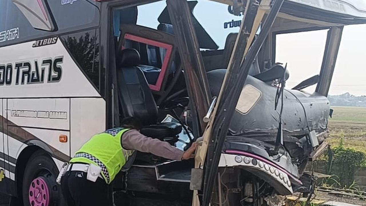 Mobil BRV Lawan Arah Tabrak Bus Rombongan Suporter Persebaya