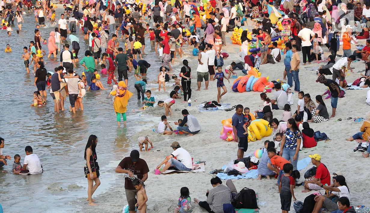 Suasana kawasan wisata Pantai Karnaval Ancol, Jakarta, Sabtu (16/6). H+1 libur Lebaran, jumlah pengunjung di Ancol mencapai 88.143 orang. (Liputan6.com/Immanuel Antonius)
