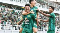 M. Kassim Botan disambut rekan-rekannya saat mencetak gol pembuka Persebaya Surabaya kontra Bali United dalam Surabaya 730 Game di Stadion Gelora Bung Tomo, Surabaya, Minggu (28/5/2033) sore WIB. (Bola.com/Wahyu Pratama)
