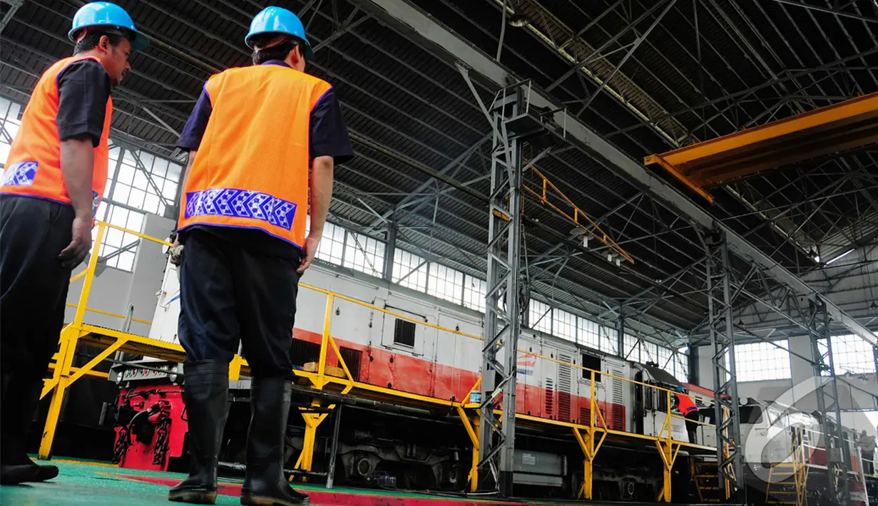 PT Kereta Api Indonesia (KAI) DAOP 1 Lokomotif Jatinegara terus melakukan persiapan , Jakarta, Jumat (11/7/2014) (Liputan6.com/Faizal Fanani)