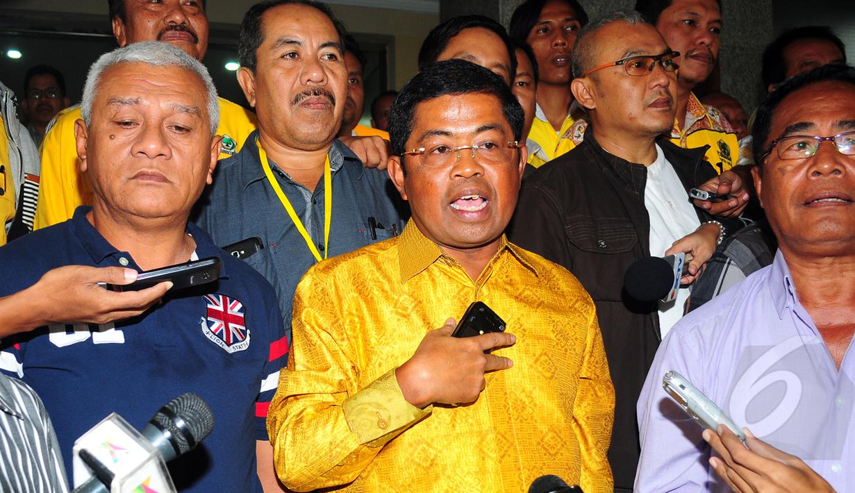Sekretaris Jenderal DPP Partai Golkar kubu Ical, Idrus Marham (tengah) memberikan keterang kepada wartawan di kantor Bareskrim Mabes Polri, Rabu (11/3/2015). Mereka melaporkan dugaan pemalsuan dokumen oleh kubu Agung Laksono. (Liputan6.com/Yoppy Renato)