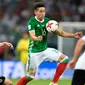 Gelandang Meksiko, Hector Herrera berusaha mengontrol bola dari kawalan pemain Jerman saat bertanding di semifinal Piala Konfederasi 2017 di Stadion Fisht, Sochi, Rusia, (29/6). Jerman akan menghadapi Chile di Final. (AP Photo/Martin Meissner)