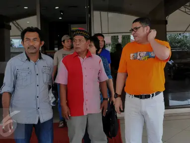 Keluarga Daeng Aziz ditemani pengacaranya, Razman Arif Nasution, menyambangi Polres Jakarta Utara, Sabtu (27/2). Kedatangan mereka untuk menjenguk pentolan lokalisasi prostitusi Kalijodo tersebut pasca resmi ditahan polisi. (Liputan6.com/Faisal R Syam)