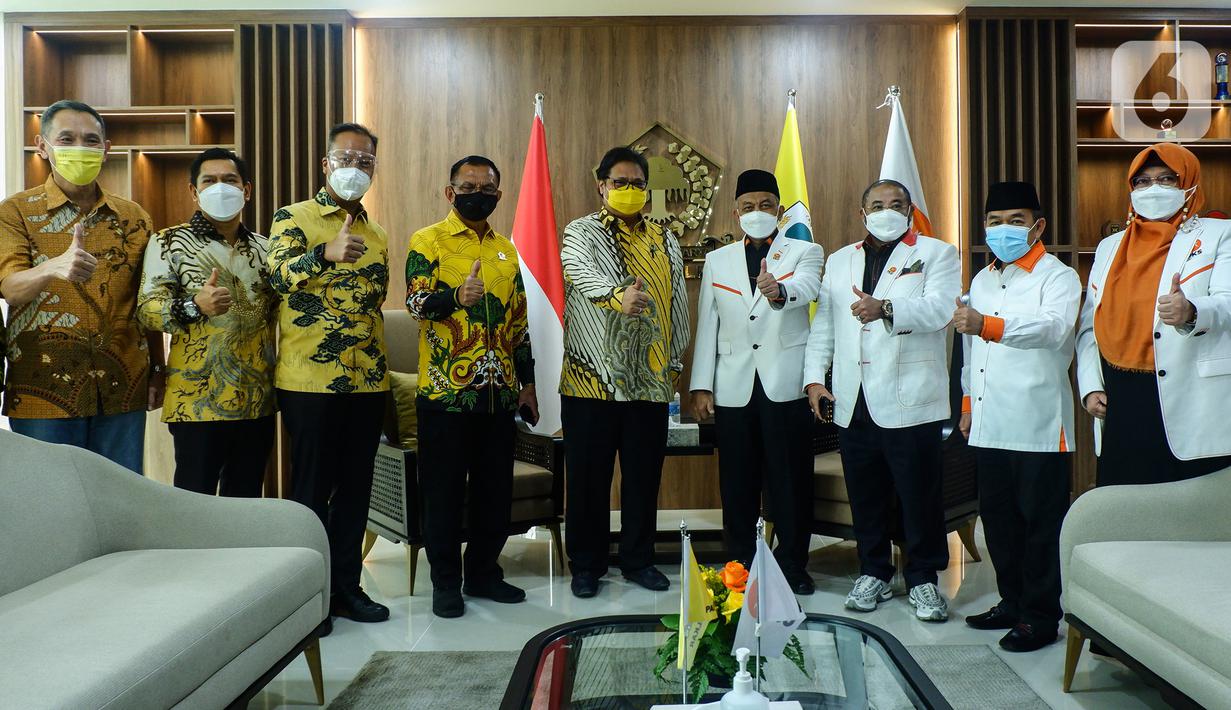 Ketum Partai Golkar Airlangga Hartanto berpose bersama dengan petinggi Partai Keadilan Sejahtera (PKS) saat pertemuan di DPP Partai Golkar, Jakarta, Kamis (29/4/2021). (Liputan6.com/Johan Tallo)