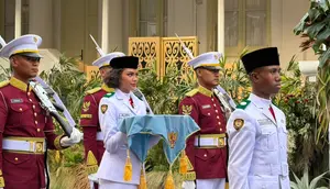 Putri Papua Jadi Pembawa Baki Upacara Penurunan Bendera HUT ke-81 RI di Istana