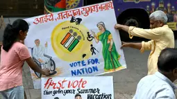 Mereka menyerukan dan mendorong orang-orang untuk memberikan suara mereka dalam pemilihan umum India mendatang. (R. Satish BABU/AFP)
