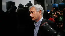 Pelatih Manchester United, Jose Mourinho memasuki gedung pengadilan di Madrid, Spanyol, (3/11). Mourinho dipanggil oleh pengadilan Madrid atas tuduhan pengelapan pajak. (AP Photo / Paul White)
