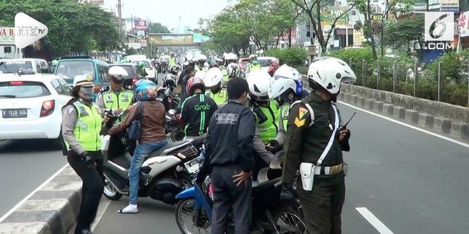 VIDEO: Polisi Beri Ongkos kepada Pengendara yang Ditilang