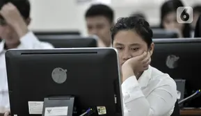 Ekspresi peserta saat mengikuti Seleksi Kompetensi Dasar (SKD) berbasis Computer Assisted Test (CAT) untuk CPNS Kementerian Agraria Tata Ruang/Badan Pertanahan Nasional (ATR/BPN) di Kantor BKN Regional V, Jakarta, Senin (27/1/2020). Seleksi diikuti 2.162 peserta. (merdeka.com/Iqbal Nugroho)