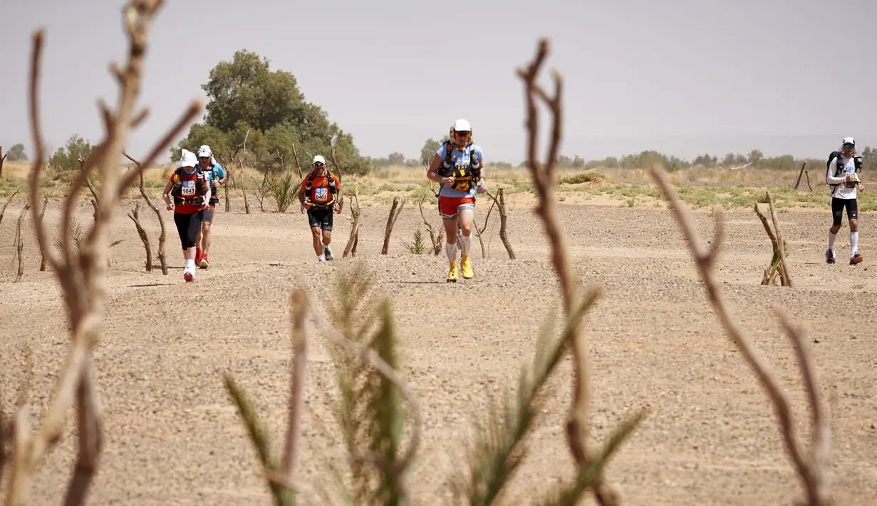 Sejumlah peserta marathon terlihat bersemangat saat kejuaraan marathon des Sables di Maroko Selatan, (10/4). Marathon des Sables kali ini merupakan gelaran yang ke-31. (AFP PHOTO/JEAN-PHILIPPE Ksiazek)