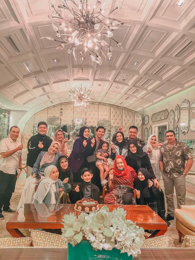 6 Potret Perayaan Ulang Tahun Fairuz A Rafiq di Hotel Mewah, Banjir Kado Branded