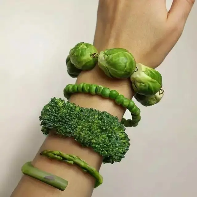 6 Gelang yang Dipakai Cewek Ini Absurd, Bentuknya Bikin Geleng Kepala