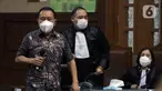 Terdakwa suap pengurusan fatwa MA serta penghapusan nama terpidana pengalihan hak tagih Bank Bali dari daftar red notice Polri, Djoko S Tjandra (kiri) saat sidang tuntutan di Pengadilan Tipikor Jakarta, Kamis (4/3/2021). Djoko Tjandra dituntut 4 tahun penjara. (Liputan6.com/Helmi Fithriansyah)