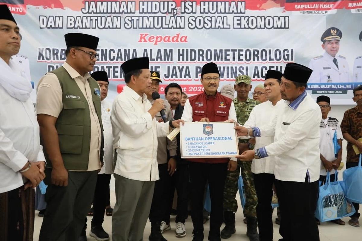 Kasatgas Percepatan Rehabilitasi dan Rekonstruksi (PRR) Tito Karnavian Salurkan Bantuan untuk Korban Bencana di Pidie Jaya