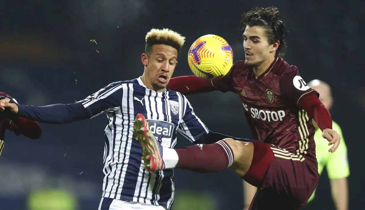 Pemain West Bromwich Albion, Callum Robinson, berebut bola dengan pemain Leeds United, Pascal Struijk, pada laga Liga Inggris di Stadion Hawthorns, Selasa (29/12/2020). Leeds menang dengan skor 5-0. (Dave Rogers/Pool via AP)